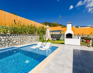 Kaş Sarıbelen'de Yemyeşil Bahçeli, Özel Havuzlu, Langırtlı, Kiralık Villa - 2