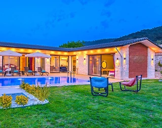 Kaş Sarıbelen'de Yemyeşil Bahçeli, Özel Havuzlu, Modern Villa - 1