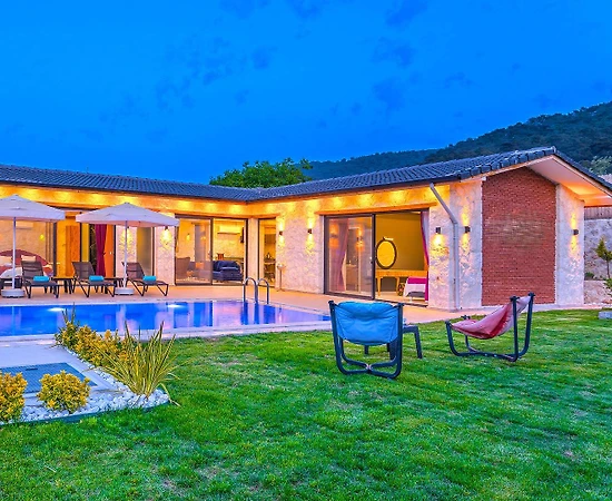 Kaş Sarıbelen'de Yemyeşil Bahçeli, Özel Havuzlu, Modern Villa - 1