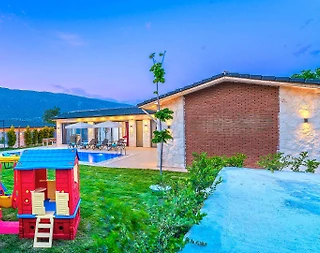 Kaş Sarıbelen'de Yemyeşil Bahçeli, Özel Havuzlu, Modern Villa - 2