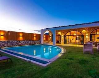 Kaş Sarıbelen'de Yemyeşil Bahçeli, Özel Havuzlu, Kiralık Villa - 1