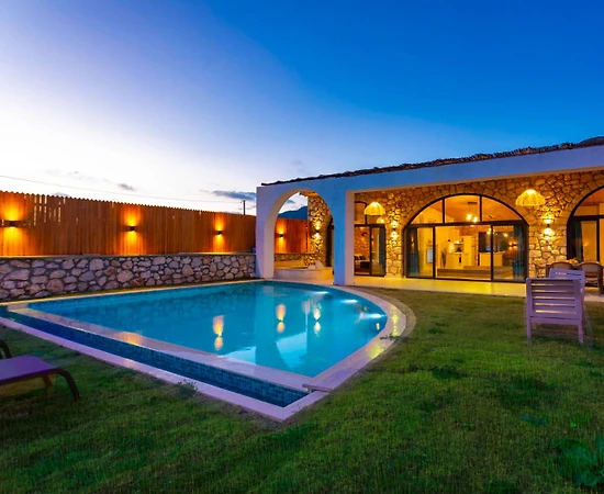 Kaş Sarıbelen'de Yemyeşil Bahçeli, Özel Havuzlu, Kiralık Villa - 1