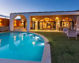 Kaş Sarıbelen'de Yemyeşil Bahçeli, Özel Havuzlu, Kiralık Villa  - 2