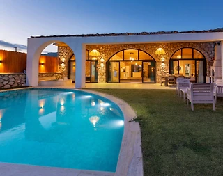 Kaş Sarıbelen'de Yemyeşil Bahçeli, Özel Havuzlu, Kiralık Villa - 2