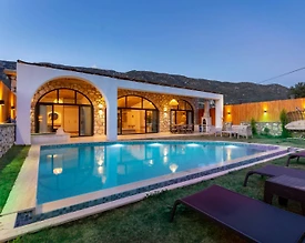 Kaş Sarıbelen'de Yemyeşil Bahçeli, Özel Havuzlu, Kiralık Villa  - 3