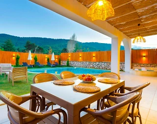 Kaş Sarıbelen'de Yemyeşil Bahçeli, Özel Havuzlu, Kiralık Villa - 5