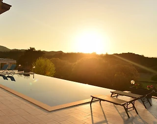 Kaş Sarılar'da Sakin Konumda, Özel Sonsuzluk Havuzlu, Kiralık Taş Ev - 1