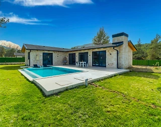 Kaş Uğrar'da Geniş Bahçe İçerisinde, Özel Havuzlu, Otantik Villa - 1