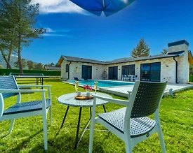Kaş Uğrar'da Geniş Bahçe İçerisinde, Özel Havuzlu, Otantik Villa - 2