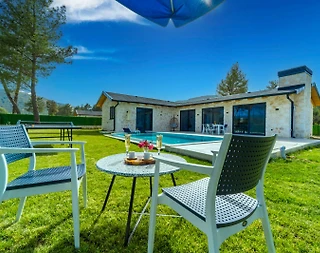 Kaş Uğrar'da Geniş Bahçe İçerisinde, Özel Havuzlu, Otantik Villa - 2