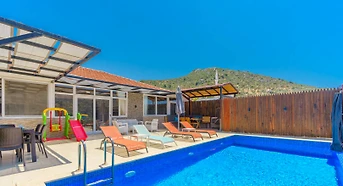 Kaş Ulugöl'de Doğa İçerisinde, Özel Havuzlu ve Jakuzili, Kiralık Villa