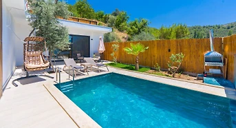 Kaş Üzümlü'de Balayı Çiftlerine Uygun, Isıtmalı Havuzlu, Şık Villa