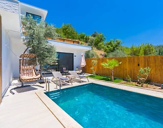 Kaş Üzümlü'de Balayı Çiftlerine Uygun, Isıtmalı Havuzlu, Şık Villa - 1