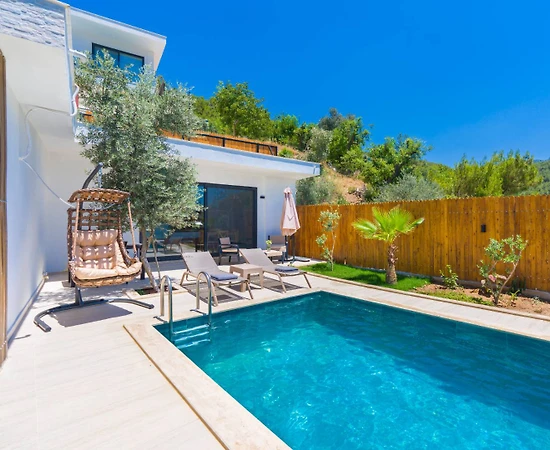 Kaş Üzümlü'de Balayı Çiftlerine Uygun, Isıtmalı Havuzlu, Şık Villa - 1