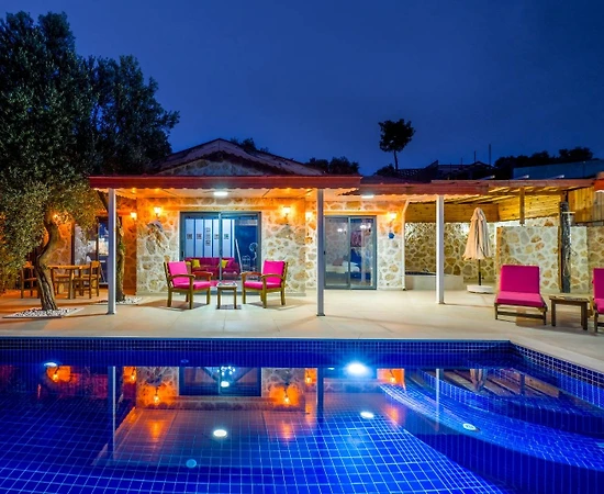 Kaş Üzümlü'de Balayı Çiftlerine Uygun, Özel Havuzlu, Modern Villa - 1