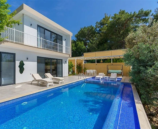 Kaş Üzümlü'de Çocuk Oyun Parklı, Jakuzili, Muhafazakar Villa - 1