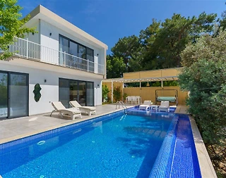 Kaş Üzümlü'de Çocuk Oyun Parklı, Jakuzili, Muhafazakar Villa - 1