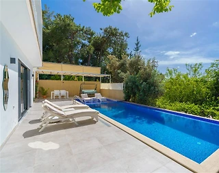 Kaş Üzümlü'de Çocuk Oyun Parklı, Jakuzili, Muhafazakar Villa - 3