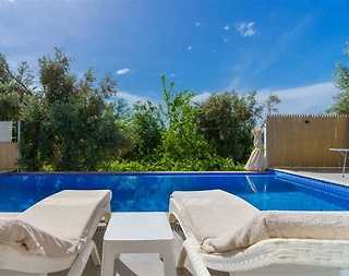 Kaş Üzümlü'de Çocuk Oyun Parklı, Jakuzili, Muhafazakar Villa - 5