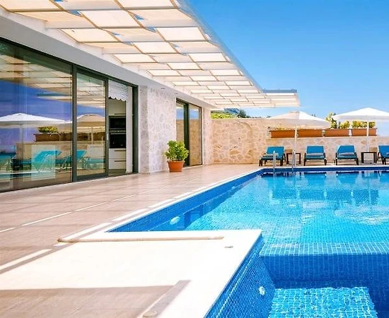 Kaş Üzümlü'de Doğa Manzaralı, Isıtmalı Özel Havuzlu, Konforlu Villa - 1