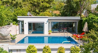 Kaş Üzümlü'de Doğayla Baş Başa, Açık ve Kapalı Havuzlu, Balayı Villası