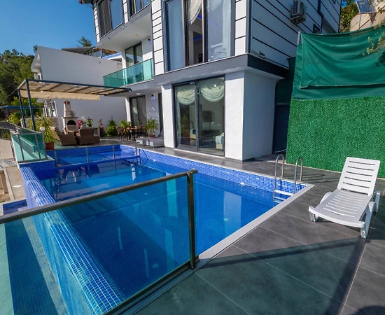 Kaş Üzümlü'de Geniş Ailelere Uygun, Özel Havuzlu, Konforlu Villa - 1