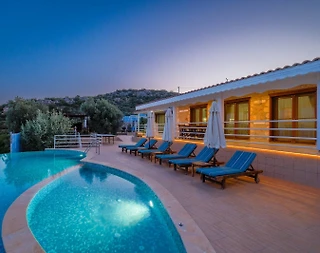 Kaş Üzümlü'de Geniş Bahçeli, Özel Havuzlu, 3+1 Villa - 1