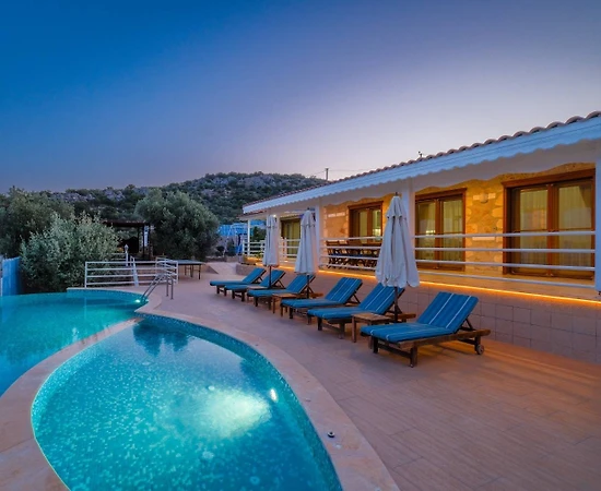 Kaş Üzümlü'de Geniş Bahçeli, Özel Havuzlu, 3+1 Villa - 1