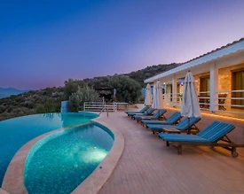 Kaş Üzümlü'de Geniş Bahçeli, Özel Havuzlu, 3+1 Villa - 2