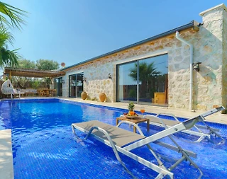 Kaş Üzümlü'de Huzurlu Doğada, Özel Havuzlu, Konforlu Villa - 1