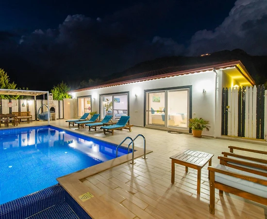 Kaş Üzümlü'de Nezih Konumda, Özel Havuzlu, Jakuzili Villa  - 1