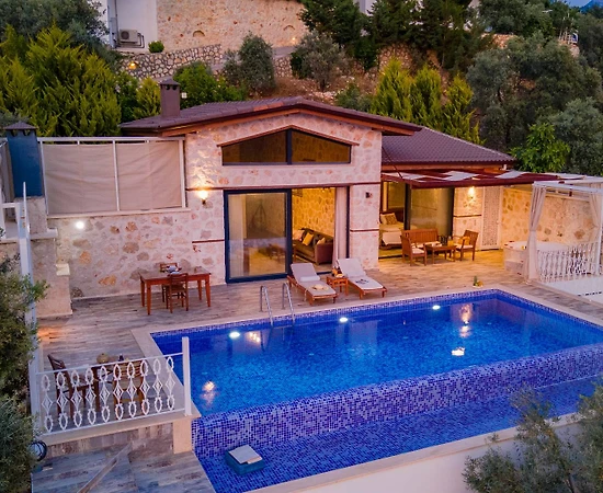 Kaş Üzümlü'de Panoramik Doğa Manzaralı, Özel Havuzlu, Konforlu Villa - 1