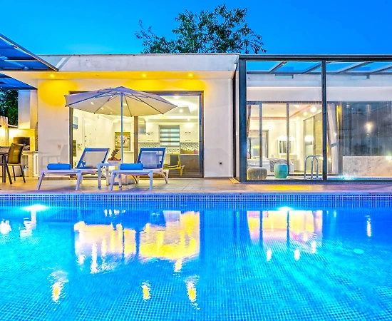 Kaş Üzümlü'de Sakin Konumda, Isıtmalı Havuzlu, 1+1 Villa - 1