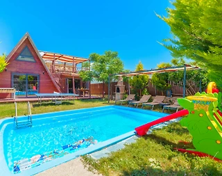 Kaş Yeşilköy'de Ahşap Mimarili, Özel Havuzlu, Muhafazakar Villa - 1
