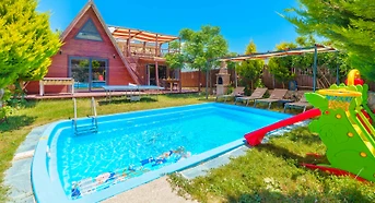 Kaş Yeşilköy'de Ahşap Mimarili, Özel Havuzlu, Muhafazakar Villa