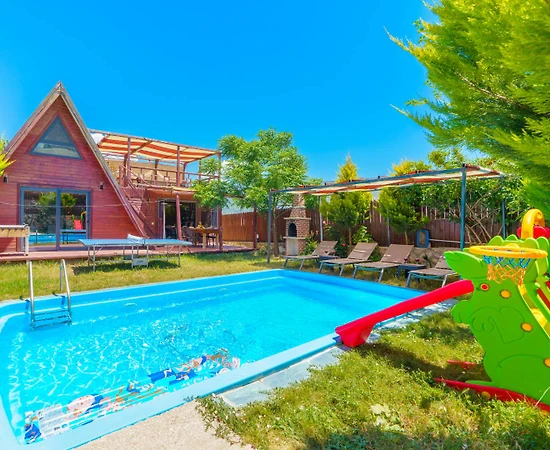 Kaş Yeşilköy'de Ahşap Mimarili, Özel Havuzlu, Muhafazakar Villa - 1