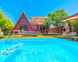 Kaş Yeşilköy'de Ahşap Mimarili, Özel Havuzlu, Muhafazakar Villa - 2