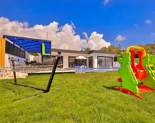 Kaş Yeşilköy'de Çocuk Oyun Alanlı, Özel Havuzlu, Olanaklı Villa - 1