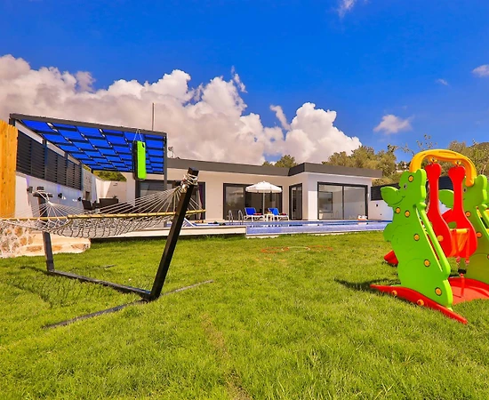 Kaş Yeşilköy'de Çocuk Oyun Alanlı, Özel Havuzlu, Olanaklı Villa - 1