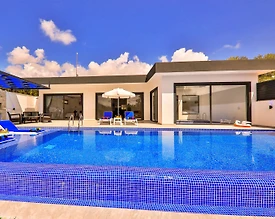 Kaş Yeşilköy'de Çocuk Oyun Alanlı, Özel Havuzlu, Olanaklı Villa - 2