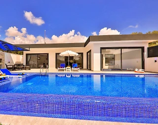 Kaş Yeşilköy'de Çocuk Oyun Alanlı, Özel Havuzlu, Olanaklı Villa - 2