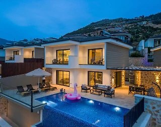 Kaş Yeşilköy'de Doğa Manzaralı, Özel Havuzlu, Bol Olanaklı Villa - 1