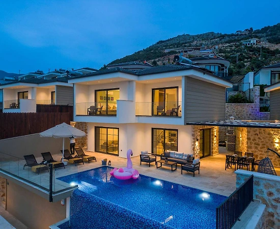 Kaş Yeşilköy'de Doğa Manzaralı, Özel Havuzlu, Bol Olanaklı Villa - 1