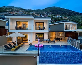 Kaş Yeşilköy'de Doğa Manzaralı, Özel Havuzlu, Bol Olanaklı Villa - 2