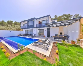 Kaş Yeşilköy'de Doğa Manzaralı, Özel Havuzlu, Konforlu Villa - 2