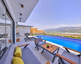 Kaş Yeşilköy'de Doğa Manzaralı, Özel Havuzlu, Konforlu Villa - 3