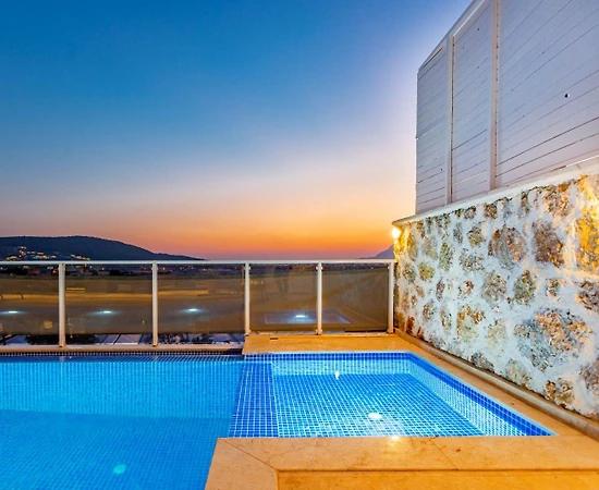 Kaş Yeşilköy'de Eşsiz Manzaralı, Özel Havuzlu, Lüks Villa - 1