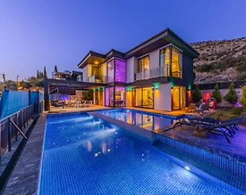 Kaş Yeşilköy'de Lüks Tasarımlı, Yetişkin ve Çocuk Havuzlu, Kiralık Villa - 2