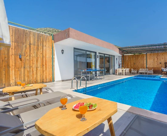 Kaş Yeşilköy'de Sakin Konumda, Özel Havuzlu, Modern Villa - 1