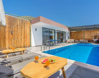 Kaş Yeşilköy'de Sakin Konumda, Özel Havuzlu, Modern Villa - 1
